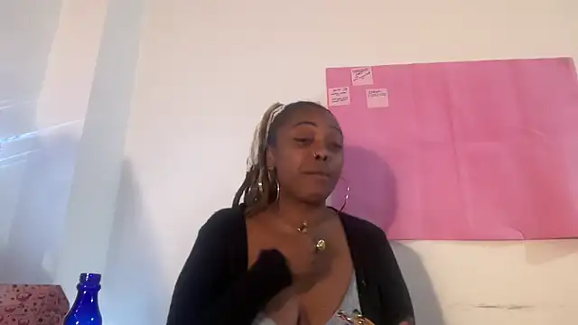 Snapshot of ChocolateCakeQueen chatting on November 7, 2025, 3:33 am ChocolateCakeQueen online show from November 7, 2025, 3:33 am