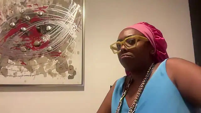 Snapshot of ChocolateCakeQueen chatting on November 19, 2025, 12:32 am ChocolateCakeQueen online show from November 19, 2025, 12:32 am