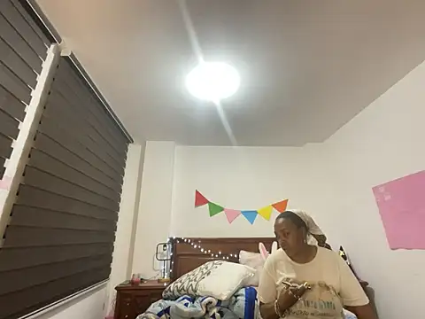 Snapshot of ChocolateCakeQueen chatting on October 18, 2025, 12:01 am ChocolateCakeQueen online show from October 18, 2025, 12:01 am