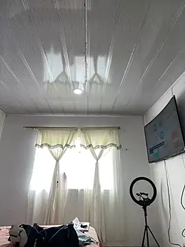 Snapshot of hannahb-e chatting on March 9, 2026, 5:27 pm hannahb-e online show from March 9, 2026, 5:27 pm