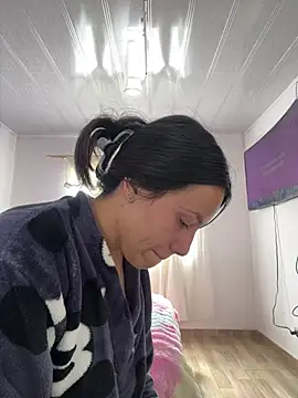 Snapshot of hannahb-e chatting on February 21, 2026, 2:41 pm hannahb-e online show from February 21, 2026, 2:41 pm