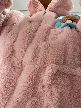 Snapshot of hannahb-e chatting on March 11, 2026, 12:43 pm hannahb-e online show from March 11, 2026, 12:43 pm