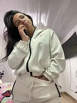 Snapshot of hannahb-e chatting on February 9, 2026, 10:08 pm hannahb-e online show from February 9, 2026, 10:08 pm