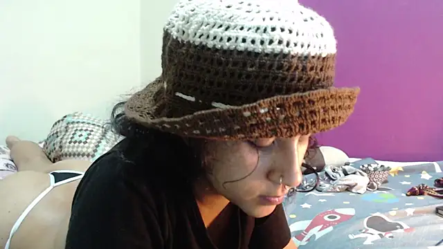 Snapshot of AlinaWoolf_ chatting on May 14, 2026, 6:21 am AlinaWoolf online show from May 14, 2026, 6:21 am