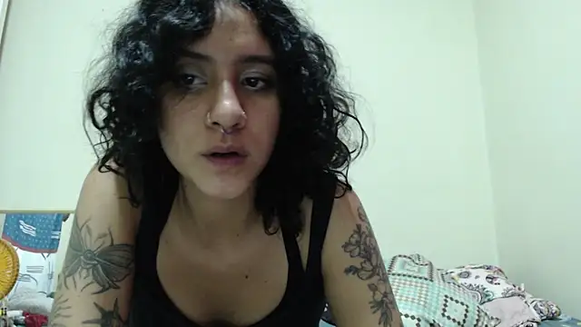 Snapshot of AlinaWoolf_ chatting on May 19, 2026, 3:35 am AlinaWoolf online show from May 19, 2026, 3:35 am