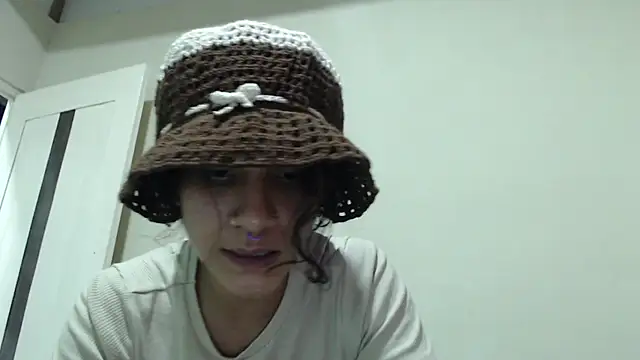 Snapshot of AlinaWoolf_ chatting on May 12, 2026, 6:21 am AlinaWoolf online show from May 12, 2026, 6:21 am