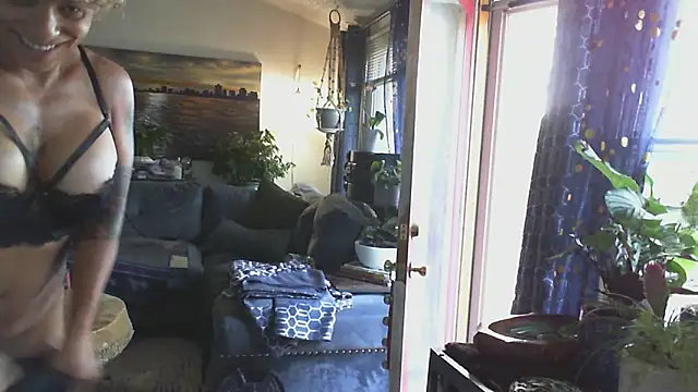 CeceilaMoon online show from October 19, 2025, 4:32 pm