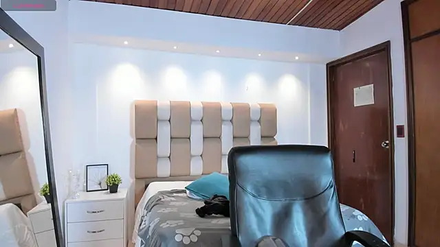 victoria mooree online show from February 13, 2026, 3:45 pm