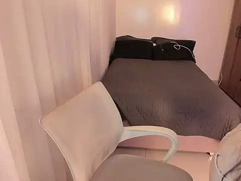 kiaraowen online show from April 23, 2026, 11:28 pm