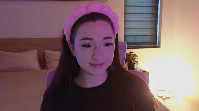 Snapshot of YasmineWest chatting on May 29, 2026, 12:49 am YasmineWest online show from May 29, 2026, 12:49 am