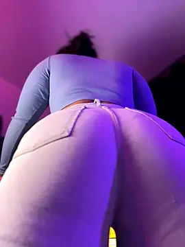 Snapshot of JulianaCastillo chatting on November 26, 2025, 9:20 am JulianaCastillo online show from November 26, 2025, 9:20 am