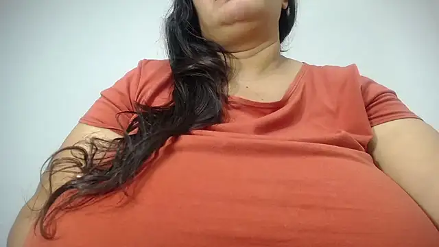 Snapshot of CrushOnMe_ chatting on August 5, 2026, 5:01 am CrushOnMe online show from August 5, 2026, 5:01 am