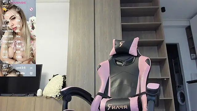 Megan Ros online show from October 12, 2025, 5:09 am