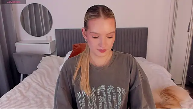 CassieRayss online show from November 17, 2025, 3:49 pm