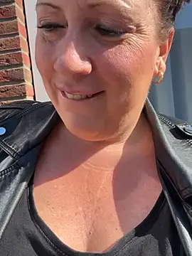 Snapshot of xsexycurvymilf chatting on April 15, 2026, 8:42 am xsexycurvymilf online show from April 15, 2026, 8:42 am