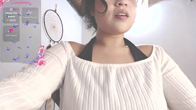 Snapshot of Amara18_ chatting on October 25, 2025, 6:41 pm Amara18 online show from October 25, 2025, 6:41 pm