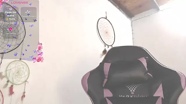 Snapshot of Amara18_ chatting on April 10, 2026, 8:32 am Amara18 online show from April 10, 2026, 8:32 am