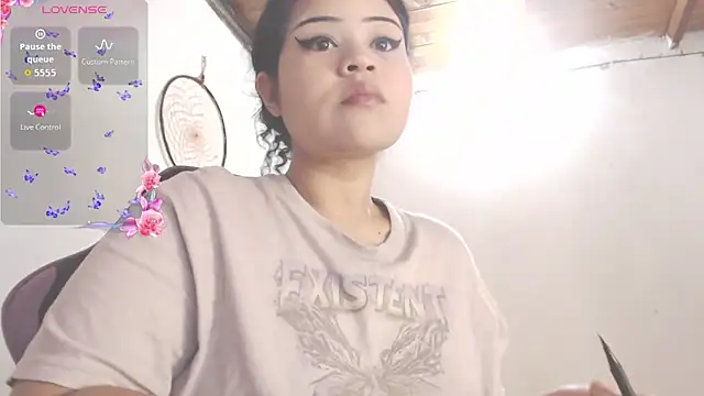 Snapshot of Amara18_ chatting on April 11, 2026, 6:32 am Amara18 online show from April 11, 2026, 6:32 am