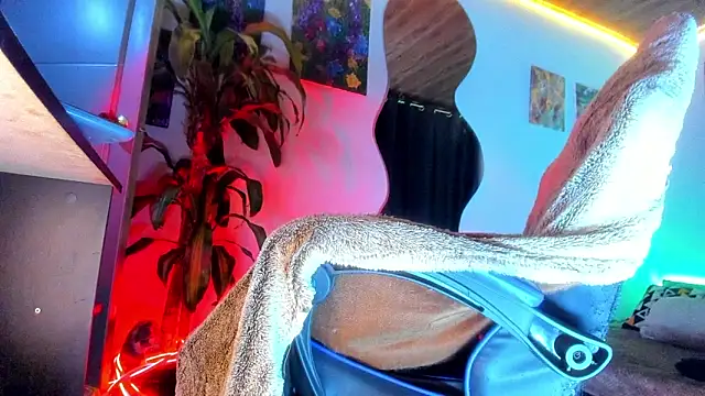 LatinMilk  online show from June 18, 2026, 11:21 pm