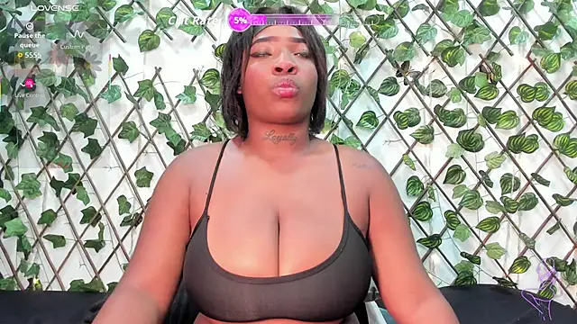 Snapshot of AlondraFerri1 chatting on December 4, 2025, 11:20 am AlondraFerri1 online show from December 4, 2025, 11:20 am