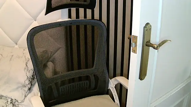 Snapshot of xxNoeliaxx chatting on December 4, 2025, 8:02 am xxNoeliaxx online show from December 4, 2025, 8:02 am