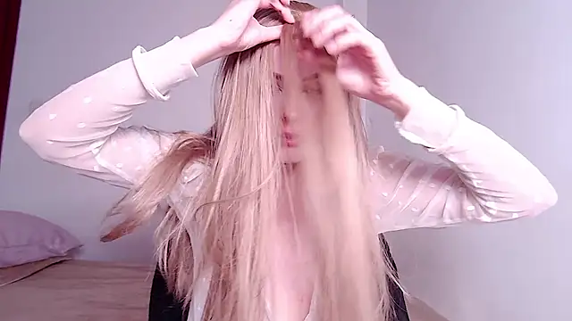 caarlywhitee online show from May 7, 2026, 12:48 am