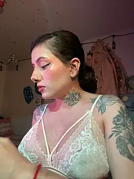 Snapshot of LiliJones_ chatting on June 19, 2026, 12:27 am LiliJones online show from June 19, 2026, 12:27 am