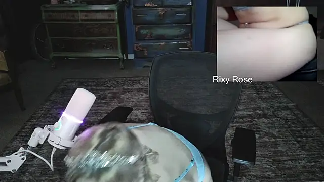 Snapshot of Trixyrose chatting on December 16, 2025, 9:52 pm Trixyrose online show from December 16, 2025, 9:52 pm