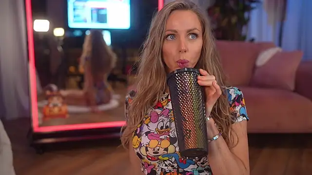 eva fashionista online show from November 6, 2025, 7:40 pm