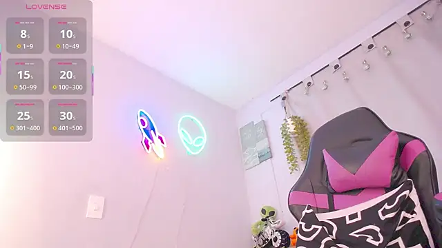 Snapshot of lucie_nicolls chatting on December 5, 2025, 8:28 pm lucie nicolls online show from December 5, 2025, 8:28 pm