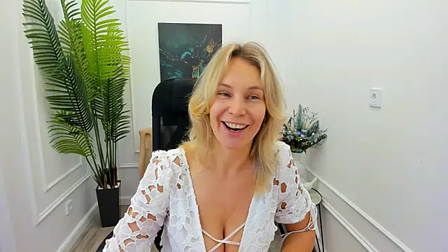 Snapshot of Sinty_Devis chatting on October 3, 2025, 11:23 am Sinty Devis online show from October 3, 2025, 11:23 am