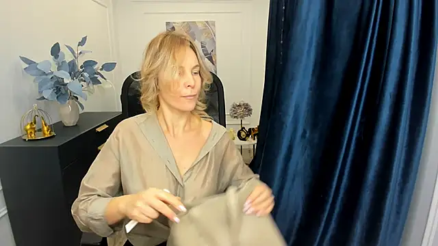 Snapshot of Sinty_Devis chatting on November 9, 2025, 4:16 am Sinty Devis online show from November 9, 2025, 4:16 am