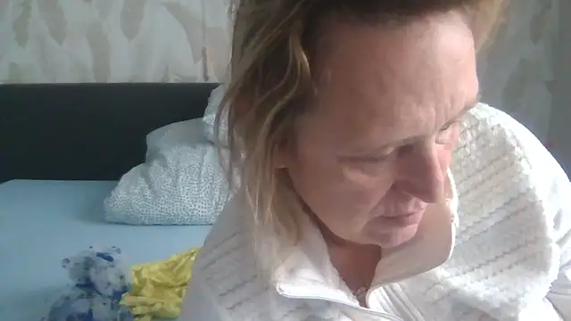 Snapshot of legalyblond chatting on November 17, 2025, 9:35 am legalyblond online show from November 17, 2025, 9:35 am