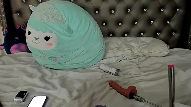 NadiaLyla online show from June 30, 2026, 2:22 am