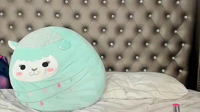 NadiaLyla online show from July 3, 2026, 3:02 am