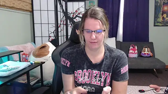 Sarahtineke online show from October 22, 2025, 5:12 pm