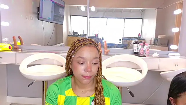 chocolatecrememia online show from February 24, 2026, 8:53 pm