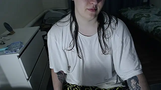 EvaMiron online show from December 4, 2025, 6:18 pm