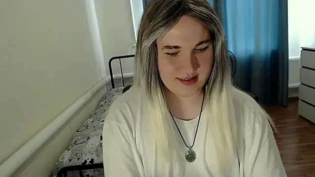 Snapshot of EvaMiron chatting on June 8, 2026, 8:48 am EvaMiron online show from June 8, 2026, 8:48 am