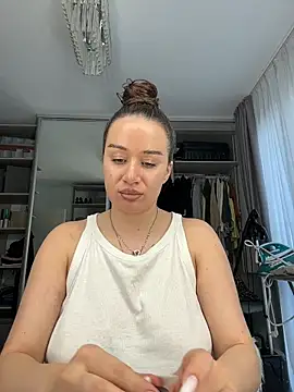 Snapshot of deliaroyal chatting on April 3, 2026, 2:01 pm deliaroyal online show from April 3, 2026, 2:01 pm