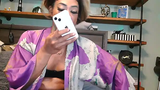 Snapshot of CaramelDipper chatting on June 1, 2026, 4:45 am CaramelDipper online show from June 1, 2026, 4:45 am