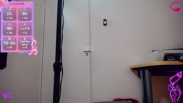 Snapshot of Amanda_Cax chatting on October 15, 2025, 7:11 pm Amanda Cax online show from October 15, 2025, 7:11 pm