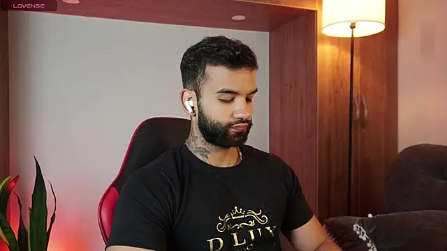 Snapshot of MarkHazze chatting on November 18, 2025, 11:37 pm MarkHazze online show from November 18, 2025, 11:37 pm