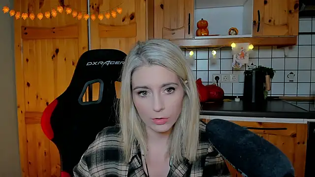 Snapshot of Lisaonthemoon chatting on October 25, 2025, 7:36 pm Lisaonthemoon online show from October 25, 2025, 7:36 pm