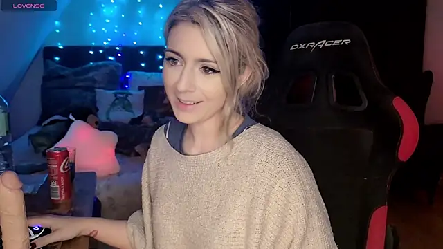 Lisaonthemoon online show from May 7, 2026, 5:05 pm