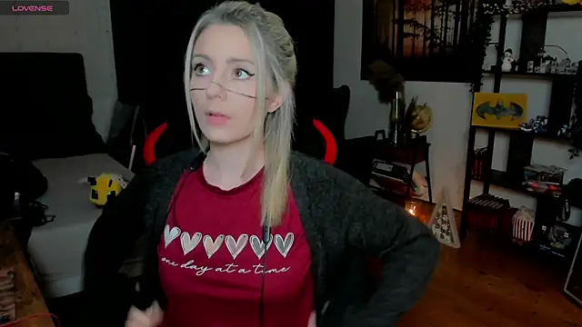 Snapshot of Lisaonthemoon chatting on November 30, 2025, 8:20 pm Lisaonthemoon online show from November 30, 2025, 8:20 pm