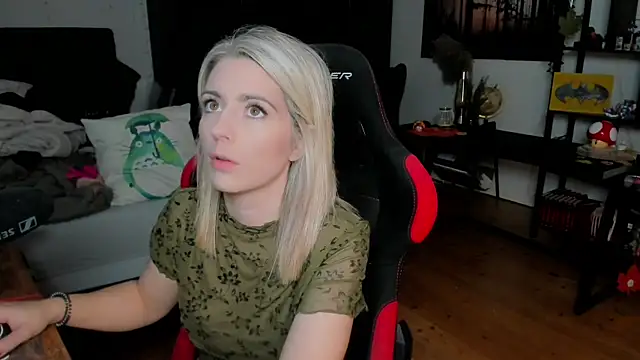 Snapshot of Lisaonthemoon chatting on October 18, 2025, 1:57 pm Lisaonthemoon online show from October 18, 2025, 1:57 pm