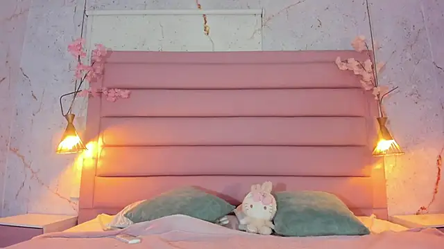 Lezy  online show from October 7, 2025, 7:37 pm