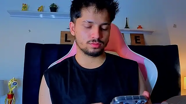 Snapshot of Issac_james_ chatting on March 18, 2026, 3:42 am Issac james online show from March 18, 2026, 3:42 am