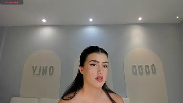 PaulinaSantos  online show from April 22, 2026, 7:20 pm